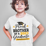 T-shirt Proud Brother 2023 diplômé en or noir nom du casqu<br><div class="desc">Célébrez la remise des diplômes de votre frère ou de votre soeur avec ce t-shirt moderne avec la typographie "Fier FRÈRE d'un diplômé de 2023" en noir et or ; customisez facilement ce t-shirt avec l'année de remise des diplômes et le nom du diplômé en éditant les champs modèles. Ce...</div>