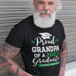 T-shirt Proud Grand-père 2023 diplômé vert nom casquette<br><div class="desc">Célébrez l'obtention du diplôme de votre petit-fils ou de votre petite-fille avec ce t-shirt moderne avec une typographie "Fière GRANDPA d'un diplômé de 2023" en blanc et vert ; customisez facilement ce t-shirt avec l'année de remise des diplômes et le nom du diplômé en éditant les champs modèles. Ce t-shirt...</div>