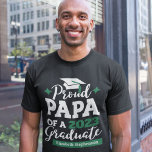 T-shirt Proud Papa d'une famille de diplômés 2023 jumelage<br><div class="desc">Célébrez l'obtention du diplôme de votre fils ou de votre fille avec ce t-shirt moderne avec une typographie "Pfide PAPA d'un diplômé de 2023" en blanc et vert ; customisez facilement ce t-shirt avec l'année de remise des diplômes et le nom du diplômé en éditant les champs modèles.</div>