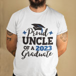 T-shirt Proud Uncle 2022 diplômé noir bleu tassel<br><div class="desc">Célébrez la remise de diplômes de votre nièce ou neveu avec ce t-shirt moderne avec une typographie en noir et bleu "Proud UNCLE of a 2022 Graduate". customisez facilement ce t-shirt avec l'année de remise de diplômes en éditant le champ modèle. Ce t-shirt fait partie de notre "Graduation Family Matching...</div>