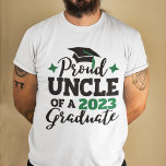 T-shirt Proud Uncle 2022 diplômé noir vert goût<br><div class="desc">Célébrez la remise de diplômes de votre nièce ou neveu avec ce t-shirt moderne avec une typographie "Proud UNCLE of a 2022 Graduate" en noir et vert ; customisez facilement ce t-shirt avec l'année de remise de diplômes en éditant le champ modèle. Ce t-shirt fait partie de notre "Graduation Family...</div>