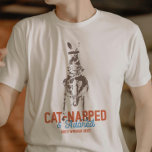 T-shirt Pun de chatte amusé à nu de chat Kangaroo Weirdcor<br><div class="desc">Préparez-vous à rire avec notre chemise "Cat-napped & Adored" puny et étrangement spécifique ! Ce chef-d'oeuvre bizarre présente un kangourou qui coule un chat, un combo parfaitement mignon et pointu. Nos chemises vont très fort sur l'humour, ce qui en fait un must-have pour quiconque aime rire et apprécier l'unicité. Embrassez...</div>