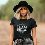 T-shirt Purple & Blanc Mignonne Équipe Mariée Mariage Fête<br><div class="desc">Cute Trendy Chic Girly Moderne et élégante Typographie Design Lit "Team Bride" avec Fancy Scroll Frame Bordure. Un cadeau parfait pour la mariée, la mariée et la fête de mariage à porter tout en se préparant le jour de votre mariage! Cliquez sur le bouton "Customiser" pour personnaliser l'avant avec vos...</div>