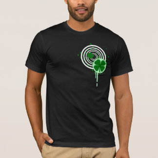 T-shirt quatre feuilles de trèfle. bulles.