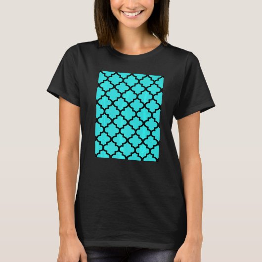 T-shirt Quatrefoil Pattern In Black Outline On Aqua Blue (Devant)