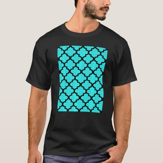 T-shirt Quatrefoil Pattern In Black Outline On Aqua Blue (Devant)