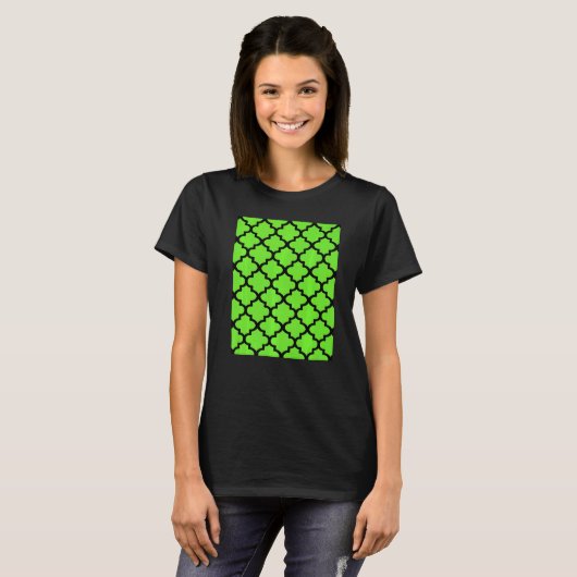 T-shirt Quatrefoil Pattern In Black Outline On Vivid Green (Devant entier)