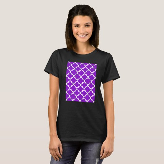 T-shirt Quatrefoil Pattern In White Outline On Purple (Devant entier)