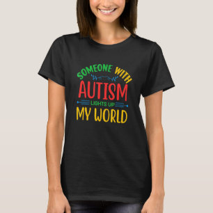T-shirt Quelqu'un avec l'autisme illumine mon monde_1
