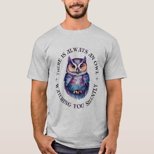 T-shirt 🦉 "Quelqu'un regarde toujours en silence" (Devant)