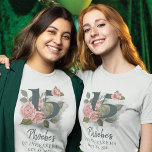 T-shirt Quinceanera Floral rustique 15e anniversaire<br><div class="desc">Cute moderne mais élégant Quinceañera Mis Quince Anos fête d'anniversaire assorti vêtements qui aurait l'air bon dans les photos. Doté d'un design et d'un modèle rustique aux couleurs vertes et roses, fleuris, qui peut être facilement édité et le texte remplacé par vos propres détails en cliquant sur le bouton "Personnaliser"....</div>