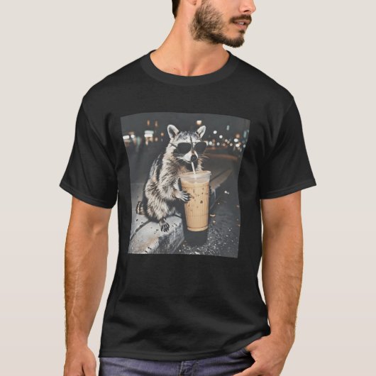 T-shirt Raccoon-Drinking-Iced-Coffee (Devant)