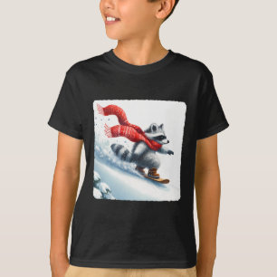 T-shirt Raccoon Snowboard En Bas De La Colline À Red Scarf