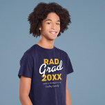 T-shirt Rad Grad | Graduation Masculine 2023<br><div class="desc">T-shirt masculine avec le texte "RAD Grad 20XX",  le lycée/collège,  et le nom des diplômés.</div>