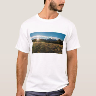T-shirt Randonneur regardant des montagnes de Fitz Roy,