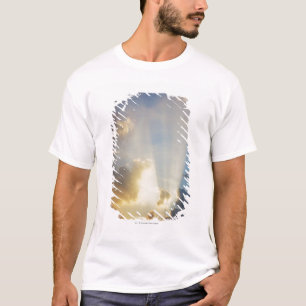 T-shirt Rayons de lumière brillant par les nuages