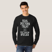 T-shirt Real Doctors Treat More Than One Species Vet Tech (Devant entier)