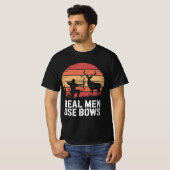 T-shirt Real Men Use Bows Hunting Tee (Devant entier)