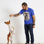 T-shirt Recherché Pour Manger À La Maison Photo Personnali<br><div class="desc">Ce t-shirt graphique amusant est prêt à être customisé avec une photo de votre chien (ou tout autre animal de compagnie) et est dans le style de l'affiche western à l'ancienne avec le texte RECHERCHÉ POUR MANGER HOMEWORK.</div>