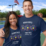 T-shirt Red White Blue Fireworks Juillet 4 Équipe de tenni<br><div class="desc">T-shirt super amusant et festif avec "feu d'artifice" du Tennis Ball, et 3 lignes de texte personnalisé. Parfait comme jumeaux amis et chemises de famille pour votre 4 juillet, chemises d'équipe du tournoi du club de tennis, chemises de réunion de famille amoureuses au tennis ou juste pour le plaisir quotidien....</div>