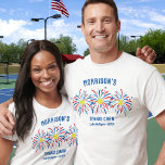 T-shirt Red White Blue Fireworks Juillet 4 Équipe de tenni<br><div class="desc">T-shirt super amusant et festif avec "feu d'artifice" du Tennis Ball, et 3 lignes de texte personnalisé. Parfait comme jumeaux amis et chemises de famille pour votre 4 juillet, chemises d'équipe du tournoi du club de tennis, chemises de réunion de famille amoureuses au tennis ou juste pour le plaisir quotidien....</div>