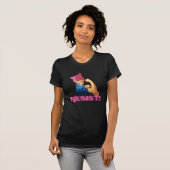 T-shirt "Résistez" avec Rosie dans un casquette rose (Devant entier)
