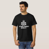 T-shirt Restez calme et laissez un ingénieur logiciel s'en (Devant entier)