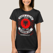 T-shirt Restez Calme Et Une Fille Albanaise Manipuler Son  (Devant)