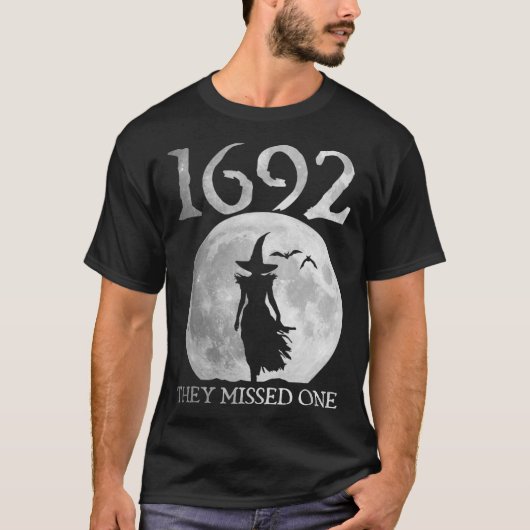 T-shirt Rétro 1692 Ils Ont Manqué Une Sorcière Salem 1692 (Devant)