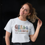 T-shirt Retro Bachelorette Filles Week-end Mariée<br><div class="desc">Découvrez l'esprit du voyage des filles avec notre T-Shirt de fin de semaine sur la typographie rétro personnalisée! Ce top chic et élégant est le souvenir parfait d'une escapade mémorable avec vos dames préférées. Le devant de la chemise présente une typographie "Girls Weekend" d'inspiration vintage qui saisit parfaitement le plaisir...</div>