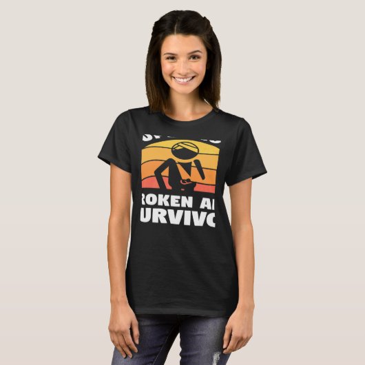 T-shirt Rétro Cool Broken Arm Survivant Bone Bone Blessure (Devant entier)