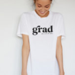 T-shirt Retro grand cool simple noir blanc graduation<br><div class="desc">Célébrez l'obtention du diplôme avec ce t-shirt élégant qui présente un texte de style rétro "grad" en noir ainsi que du texte personnalisable qui peut être l'abréviation de l'école, l'année de remise des diplômes ou autre. Choisissez votre chemise couleur d'école et rochez cette chemise fièrement. Coordonné avec la collection de...</div>