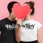 T-shirt Retro Hubby Wifey Matching Super Personnalisé<br><div class="desc">Vous cherchez un joli anniversaire ou un cadeau de valentines pour votre mari ou votre femme? Découvrez ce T-shirt Super Retro Wifey Hubby. Vous pouvez ajouter votre propre date d'amour sur la chemise. Bien sûr,  nous avons aussi la chemise hubby correspondante dans notre collection,  alors allez voir!</div>