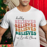 T-shirt Retro papa croit la famille de Noël du Père Noël<br><div class="desc">Avec son style rétro et ses couleurs vives,  ces t-shirts de Noël apportent une ambiance vintage et joyeuse à vos festivités. "Papa croit au Père Noël"</div>