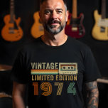 T-shirt Retro Personnalisé Année Vintage - Edition Limitée<br><div class="desc">T-shirt Vintage Retro Personnalisé - Throwback Edition Limitée - Revenez dans le temps avec ce t-shirt "Vintage Edition Limitée" d'inspiration rétro, avec un design audacieux et nostalgique avec une cassette et des polices super sortis tout droit de Gen X fois. La meilleure partie ? Vous pouvez customiser l’année pour correspondre...</div>