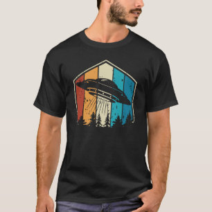 T-shirt Rêverie Galactique : un OVNI survole une forêt rét