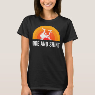 T-shirt Ride Et Briller À L'Intérieur De La Porte À Épingl