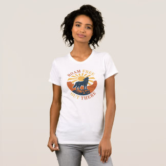 T-shirt Roam Free Out There – Vintage Desert Wolf Graphic