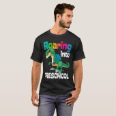 T-shirt Roaring Into Preschool Dinosaur Teacher Pre K Back (Devant entier)