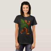 T-shirt Rockin Christmas Bigfoot Carrying Tree Fun Xmas Ro (Devant entier)