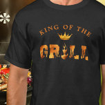 T-shirt Roi du barbecue-grill<br><div class="desc">KING OF THE GRILL feu et flammes typographie sur votre choix de vêtements et de couleur. Ajoutez du texte pour personnaliser comme souhaité dans EDIT. ASSISTANCE : Pour obtenir de l'aide sur la modification ou la personnalisation de la conception, le changement de couleur, le redimensionnement, le transfert de la conception...</div>