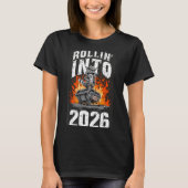 T-shirt Rollin Into 2026 Raccoon Funny Dumpster Fire 2025  (Devant)
