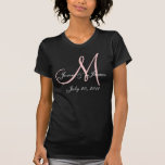 T-shirt rose et blanc de faire-part de mariage de<br><div class="desc">T-shirt élégant de faire-part de mariage de monogramme. Petite mais élégante manière de documenter votre mariage avec votre initiale,  noms et date dans en haut à gauche le faisant le coin de la chemise. Vous pouvez sélectionner les couleurs et naturellement pour customiser avec vos informations personnelles.</div>