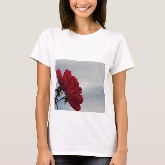 T-shirt Roses rouges contre un ciel bleu vif (Devant)