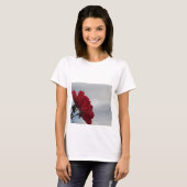 T-shirt Roses rouges contre un ciel bleu vif (Devant entier)