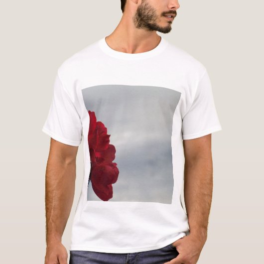 T-shirt Roses rouges contre un ciel bleu vif (Devant)