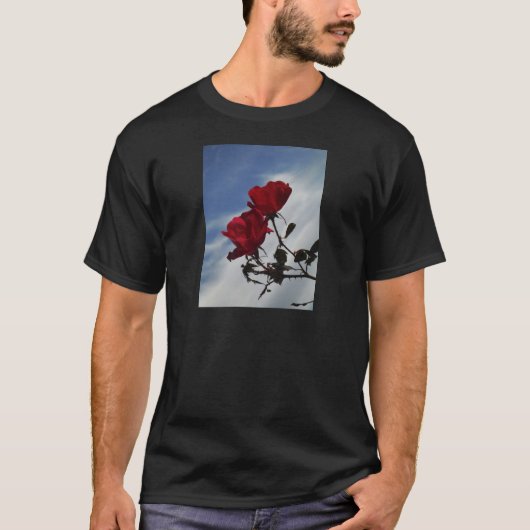 T-shirt Roses rouges contre un ciel bleu vif (Devant)
