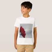 T-shirt Roses rouges contre un ciel bleu vif (Devant entier)