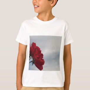 T-shirt Roses rouges contre un ciel bleu vif
