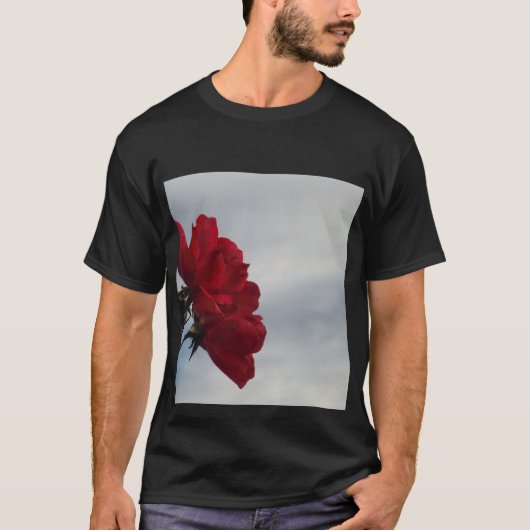 T-shirt Roses rouges contre un ciel bleu vif (Devant)